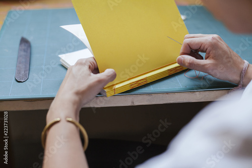 Quadro su tela Young adult woman making a notebook in his laboratory
