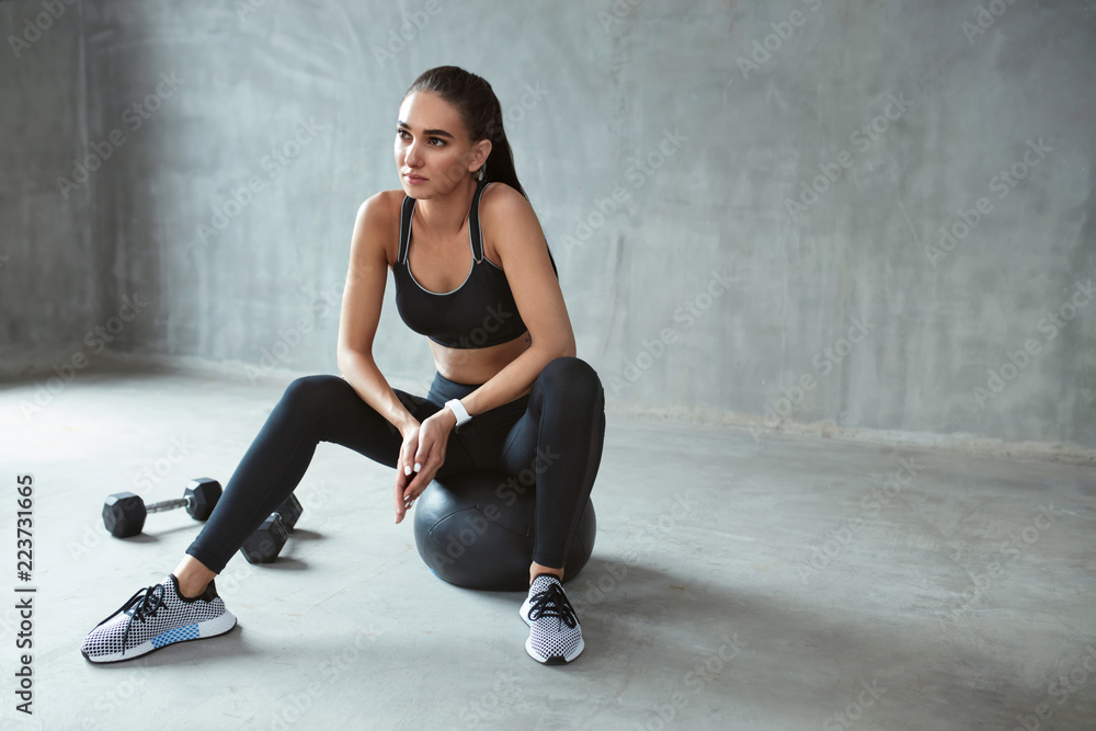 Obraz premium Sports Woman In Fashion Sportswear Sitting On Fitness Ball