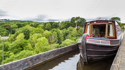 Foto A boat passing the Pontcysyllte Aqueduct (the highest in the world) near Llangol