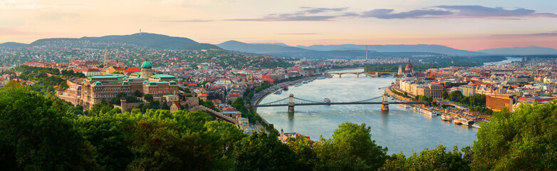Acrylglasbilder Budapest Sommerlicher Sonnenuntergang in Budapest  © Givaga
