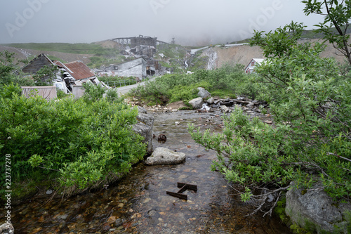 Fotografie Rusted old abandoned mining tools and equipment at Independence Mine Alaska along Hatcher Pass