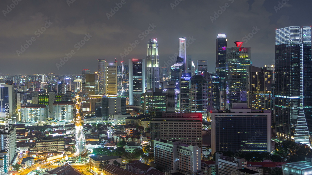 Fototapeta premium Widok z lotu ptaka Chinatown i Downotwn w Singapurze w nocy timelapse
