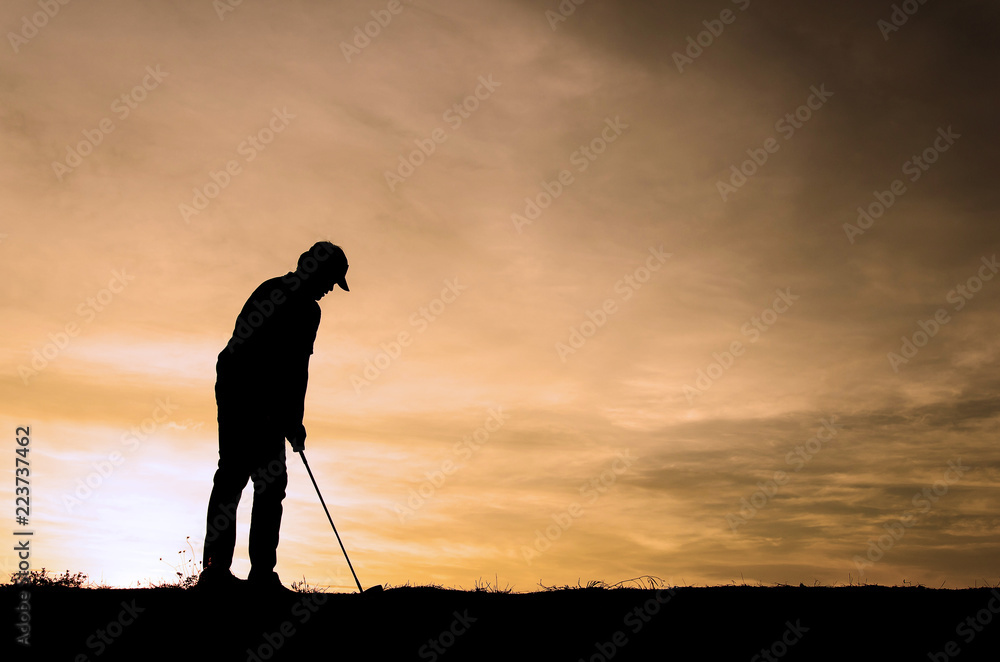 Fototapeta premium Silhouette golf athletes with the sky beautiful sunsets