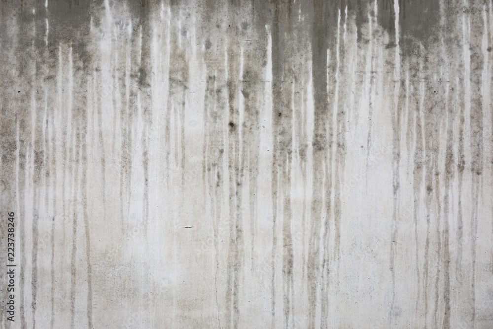 Fototapeta premium Wet concrete wall at rainy day