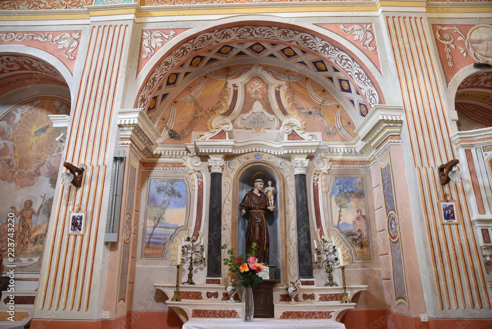 Obraz premium Chapelle de Saint-Antoine à l'église baoque de Carpineto en Corse