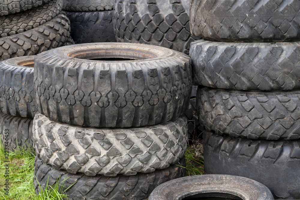 Obraz premium A bunch of old car tires outdoors.