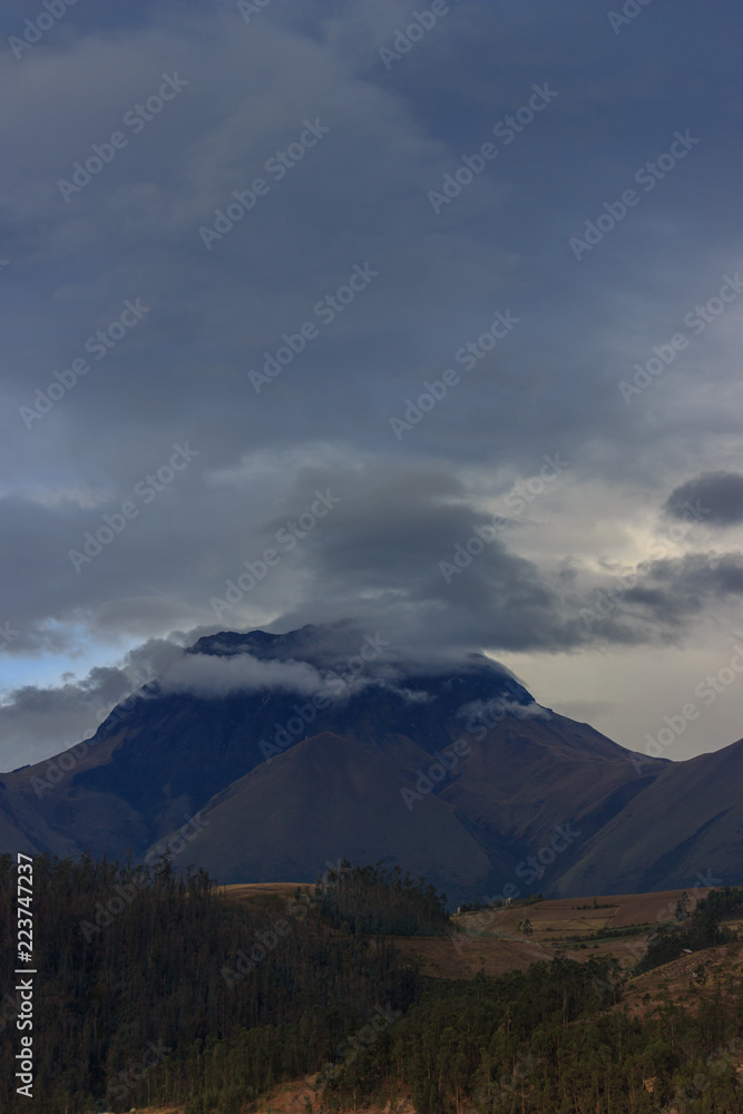 Naklejka premium Vulcano in the background of the cityscape of otavalo, ecuador