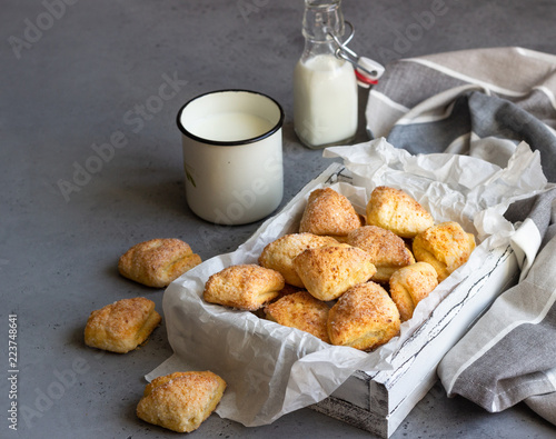 Schilderij op canvas Freshly baked cottage cheese and sugar cookies (triangles, angles) in a white box