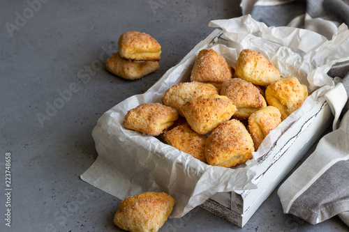 Foto Freshly baked cottage cheese and sugar cookies (triangles, angles) in a white box