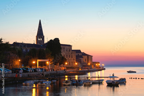 Fototapeta Naklejka Na Ścianę i Meble -  Blick auf die Altstadt von Porec in Kroatien am Abend