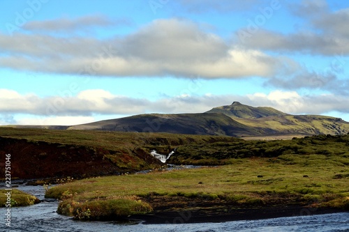 Wallpaper Mural Montañas negras volcánicas y río de aguas salvajes en Islandia. Torontodigital.ca
