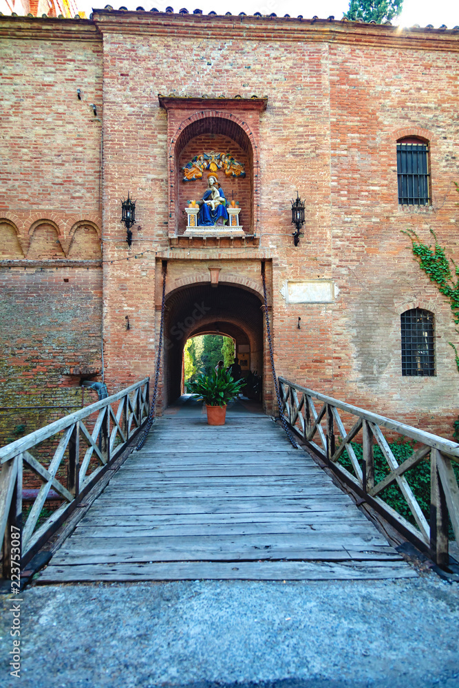 Entrée de l'abbaye d'Asciano, Monte Oliveto Maggiore, Sienne, Toscane -Italie