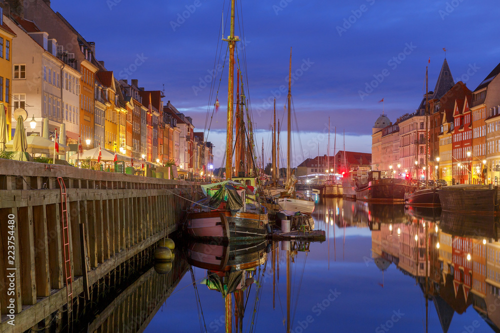 Obraz premium Copenhagen. The Nyhavn channel is at dawn.