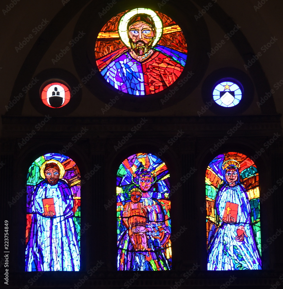 gotisches-buntglasfenster-in-der-basilica-di-san-domenico-in-siena