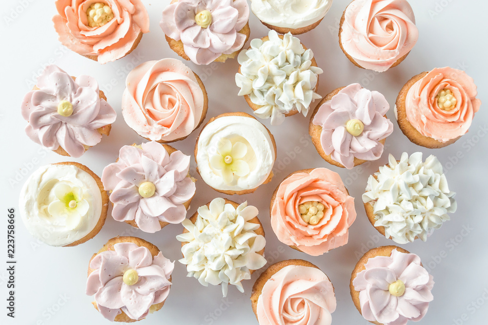 Mini cupcakes decorated with buttercream flowers. - obrazy, fototapety, plakaty 