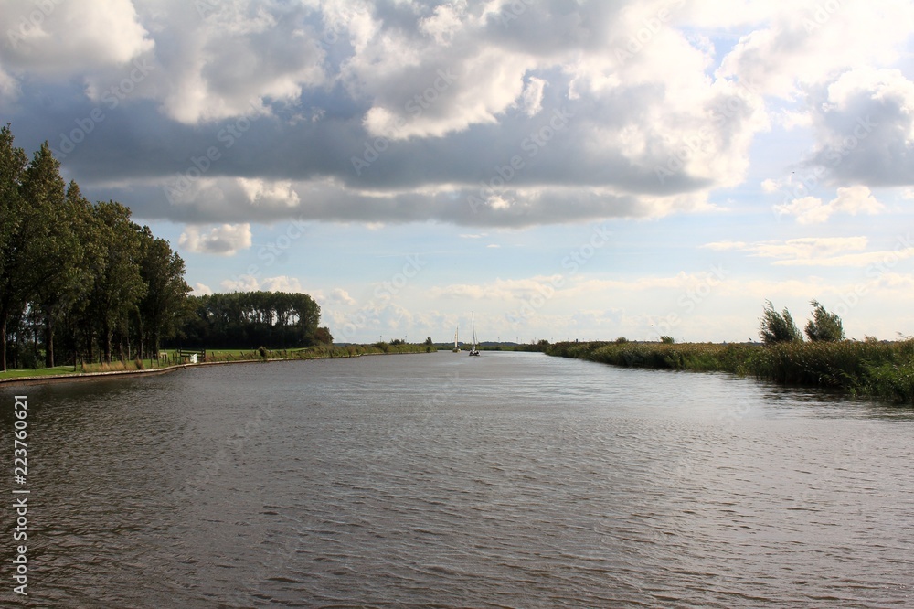 Mit dem Segelboot in den Kanälen