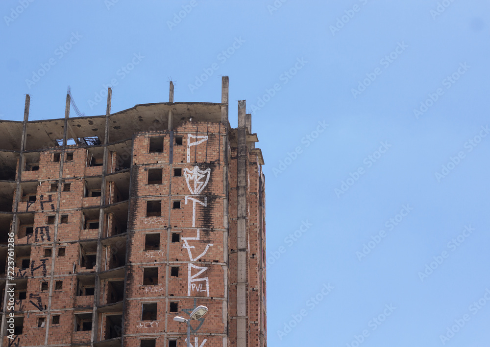 Fototapeta premium Edificio embargado Av Cristiano Machado