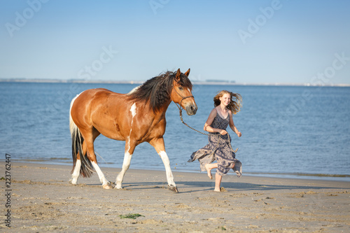 Mädchen mit Pferd am Meer