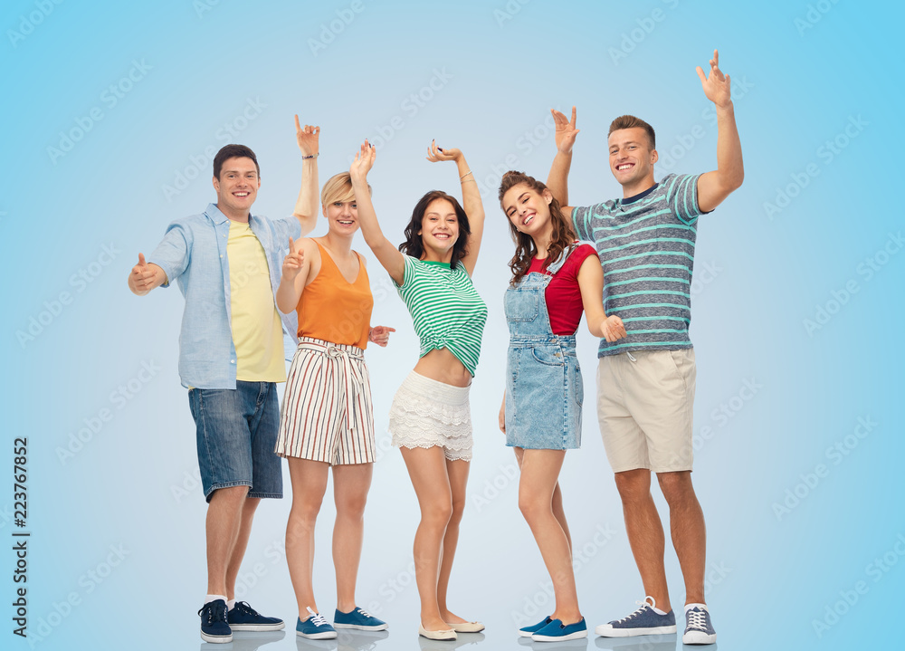 Obraz premium friendship and people concept - group of happy smiling friends over blue background
