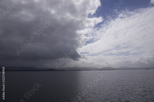 Nuages au dessus de la Gordon River en Tasmanie, Australie