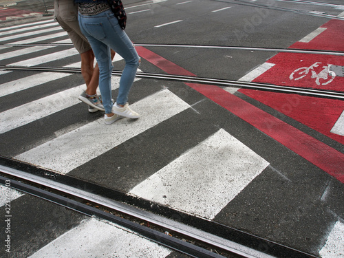 Fahrradweg, Zebrastreifen und Straßenbahnschienen, Passanten photo