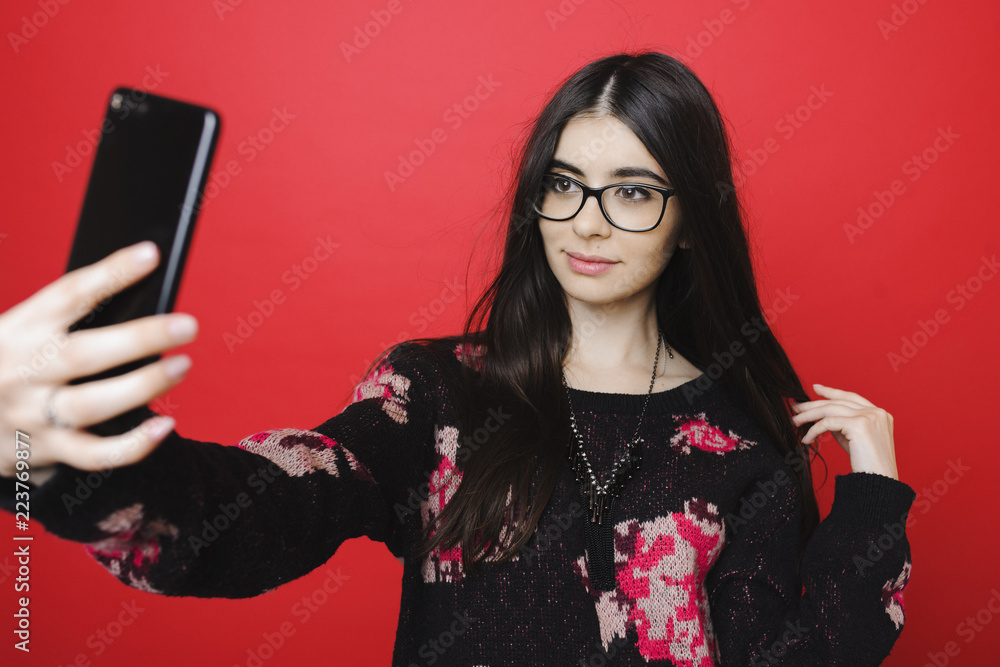 Naklejka premium Stylish woman in sweater doing selfie shot