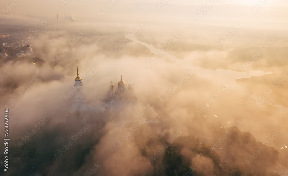 Obraz premium An incredibly beautiful misty morning over Vladimir. Aerial view on Assumption Cathedral in the fog. Russia. Vladimir