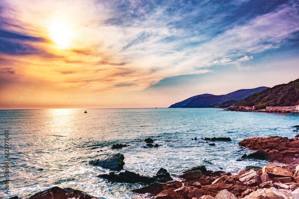 Fototapeta premium Coucher de soleil sur la côte de Quercianella, Livorno, Italie