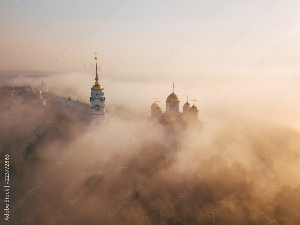 Obraz premium An incredibly beautiful misty morning over Vladimir. Aerial view on Assumption Cathedral in the fog. Russia. Vladimir
