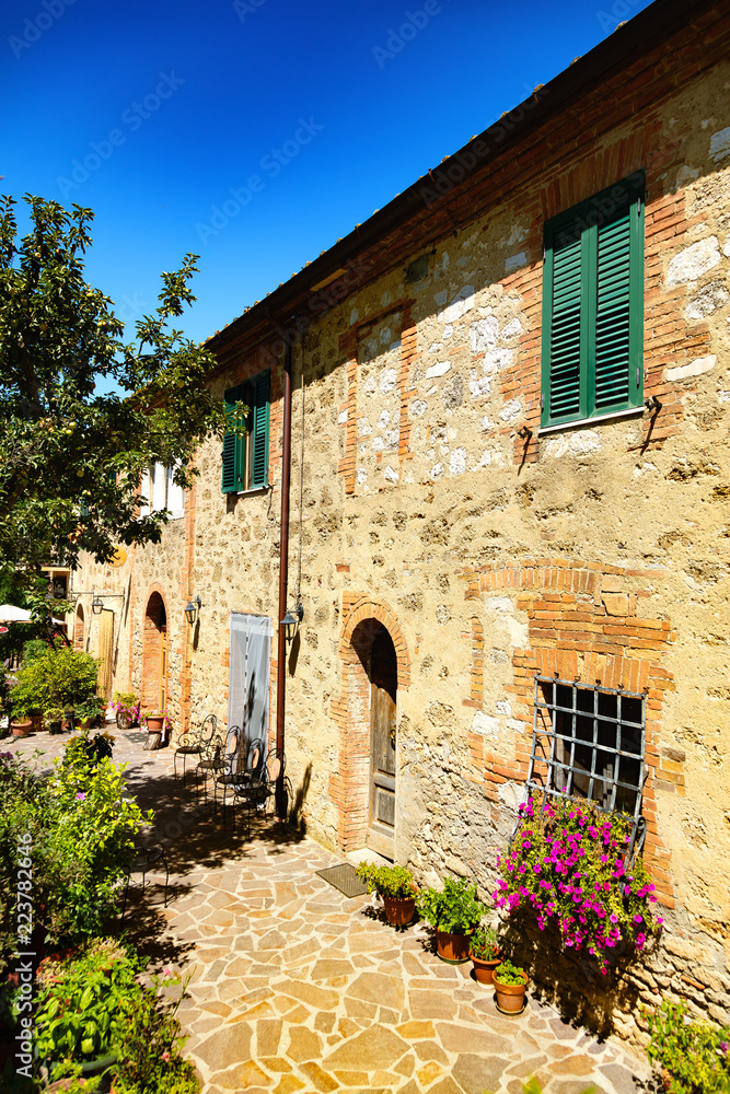 Façade d'une vieille maison en briques, Toscane, Italie