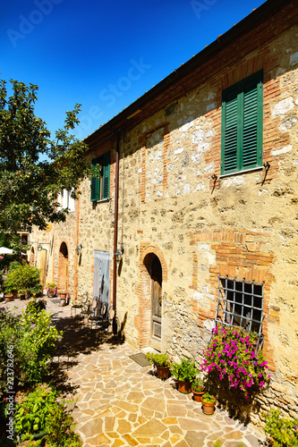 Fototapeta Naklejka Na Ścianę i Meble -  Façade d'une vieille maison en briques, Toscane, Italie