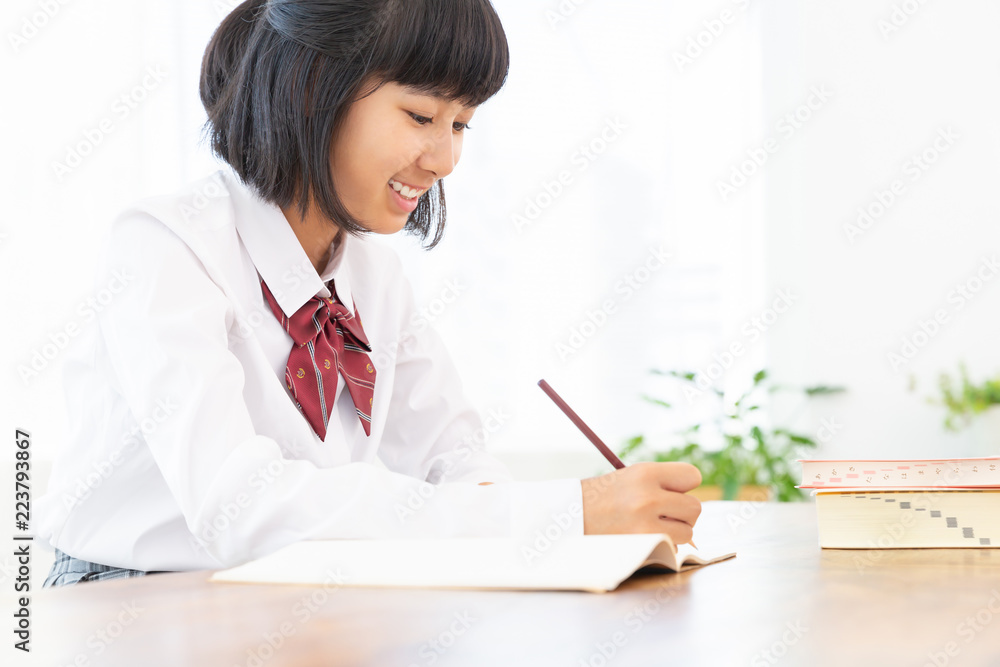 勉強する女の子　制服