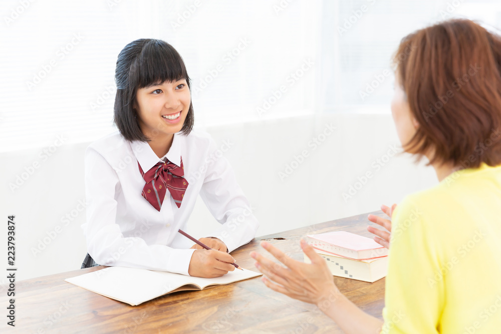 勉強する女の子 制服 母 勉強する女の子 制服 母