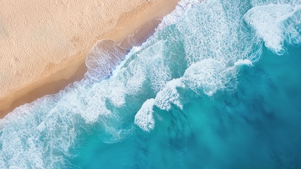 Sierkussen Luchtfoto strand Strand met turquoise golven dronezicht  © biletskiyevgeniy