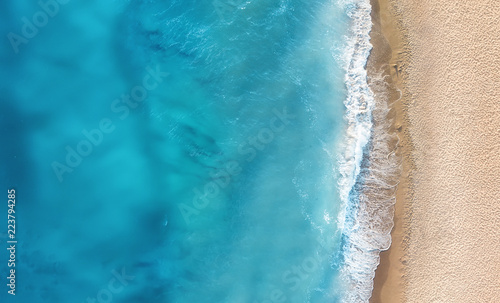 Plaża i fale z góry. Turkusowy wodny tło od odgórnego widoku. Seascape lato z powietrza. Widok z góry z drona. Koncepcja i pomysł na podróż