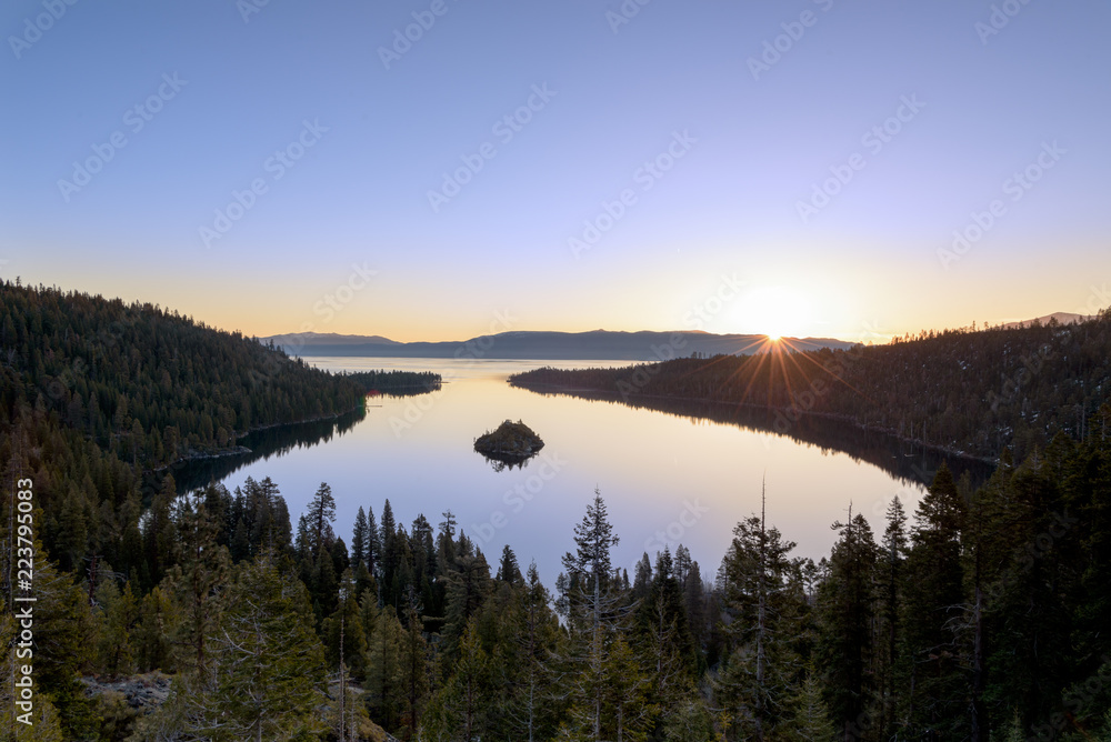 Obraz premium Sunrise at Emerald Bay, Lake Tahoe