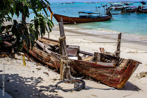 Obraz na płótnie Longboat Shipwreck at Phi Phi Island w salonie