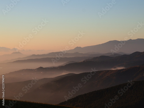朝靄に覆われた天城山系
