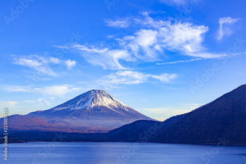 夕日を浴びた富士山、山梨県本栖湖にて