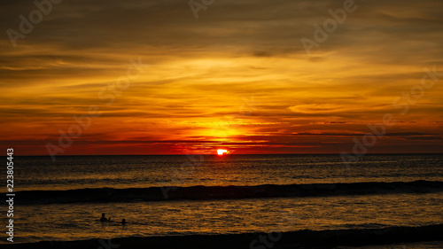 Obraz na płótnie Karon Beach Sunset with Sun at Horizon w salonie