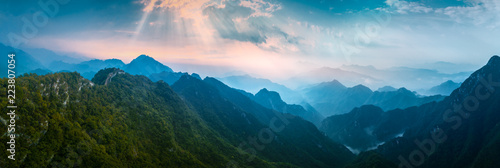 Fototapeta samoprzylepna Panoramiczny mountian we mgle