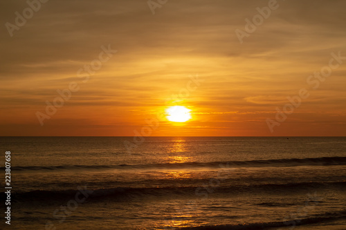 Obraz na płótnie Deep and Rich ORange Sunset at Karon Beach w salonie