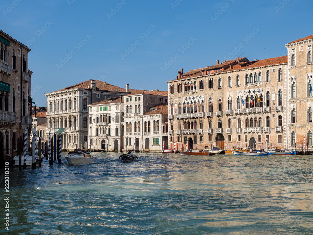 Szenerie mit bunten Häusern unter blauem Himmel am Canale Grande, Venedig
