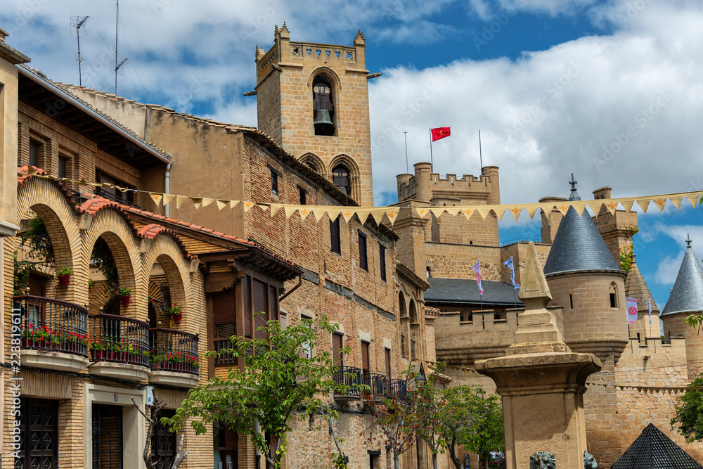 Stadtlandschaft von Olite mit Blick auf den Palacio Real de Olite, Navarra Spanien 