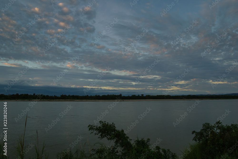 Obraz premium Atmosphere sunset at the Mekong river is bordered by Thailand and Laos