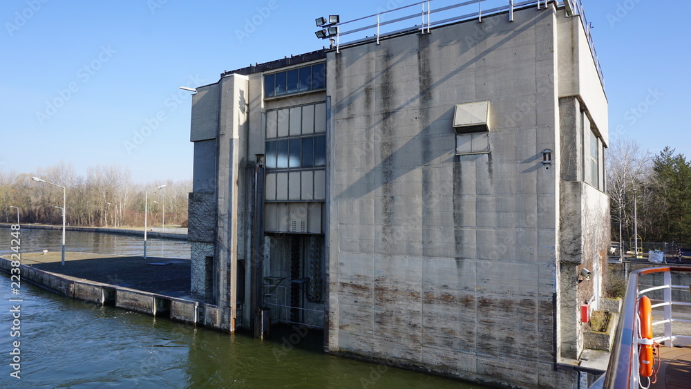 Schleuse Altenwörth, Donau, Österreich von einem Flusskreuzfahrtschiff