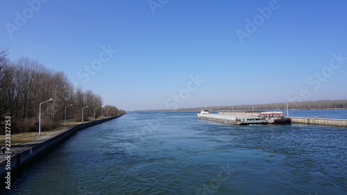 Schleuse, Donau, Österreich von einem Flusskreuzfahrtschiff © Achim Kietzmann