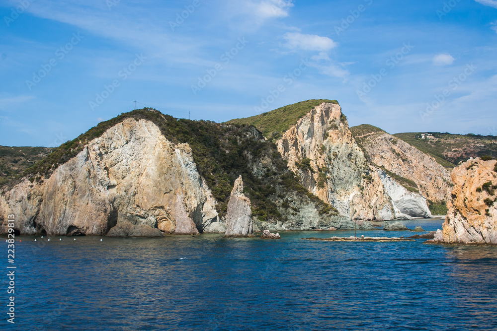 Splendida costa selvaggia dell'isola di Ponza in Lazio, Italia