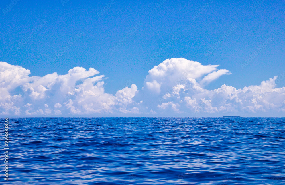 Obraz premium beautiful white clouds over the sea in similar shape