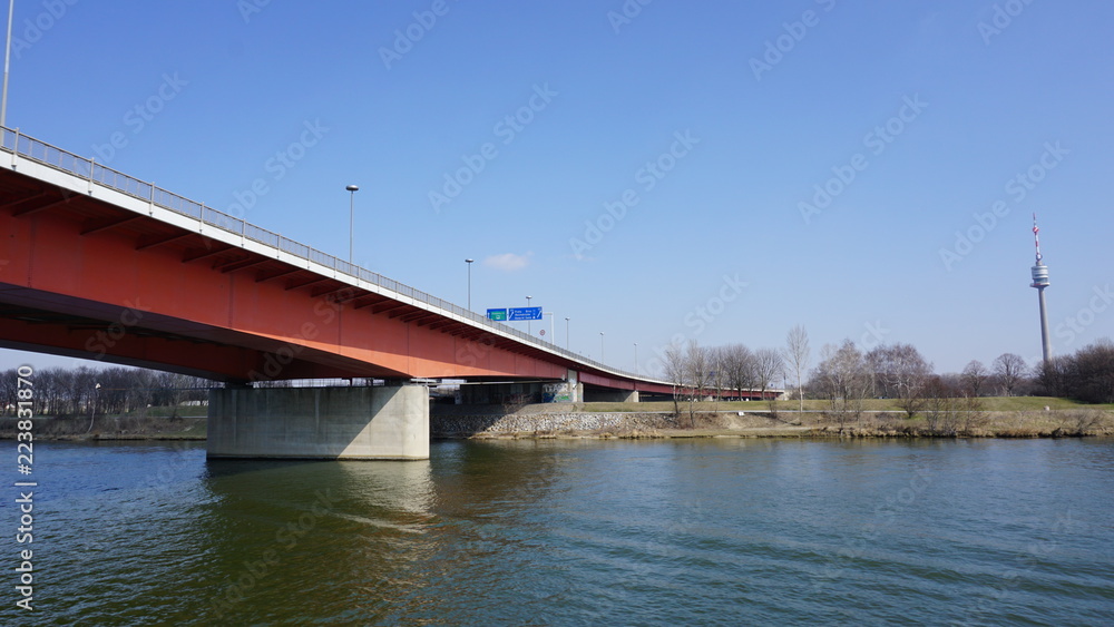 Brücken über der Donau zwischen Krems in der Wachau und Wien im Frühling Brücken über der Donau zwischen Krems in der Wachau und Wien im Frühling
